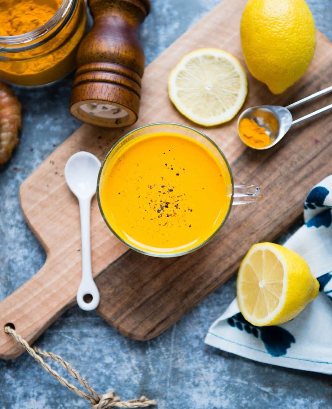 Simple Green Smoothiesさんのインスタグラム写真 - (Simple Green SmoothiesInstagram)「Turmeric and ginger are superheros when it comes to fighting inflammation, and why we start each morning of our THRIVE WINTER RESET with this metabolism boosting, inflammation fighting TONIC. 🍋⁠ ⁠ Don't miss your chance to discover the foods to heal your body, gain energy + live a long, healthy life. Our live community reset starts TOMORROW, there's only a few hours left to join!! ⁠  TURMERIC TONIC / serves one 8 ounces filtered water, heated 1 tablespoon coconut oil 🥥  1 tablespoon fresh squeezed lemon juice 1/2 teaspoon ground turmeric 1/4 teaspoon freshly ground black pepper 1 teaspoon honey 🍯  1. Combine ingredients in a glass or mug 2. Let stand for 2-3 minutes, then drink ⁠ #plantbased #cleanse #mealplanning」1月20日 0時01分 - simplegreensmoothies