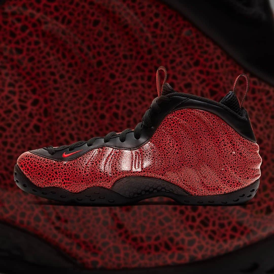 Sneaker Newsさんのインスタグラム写真 - (Sneaker NewsInstagram)「Nike adds cracked lava graphics on the upper of the Air Foamposite One. Full family sizes are available now - hit the link in our bio to get yours.」1月20日 0時01分 - sneakernews