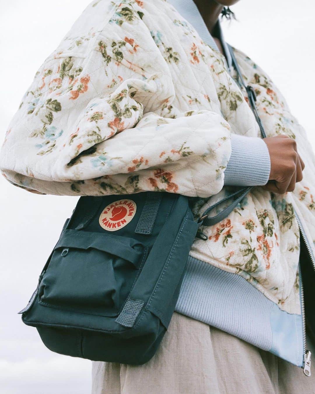 Urban Outfittersさんのインスタグラム写真 - (Urban OutfittersInstagram)「Everybody's go-to backpack is now available in a sling bag that's both super functional AND cute. Way to go, @fjallraven_na!」1月20日 0時03分 - urbanoutfitters