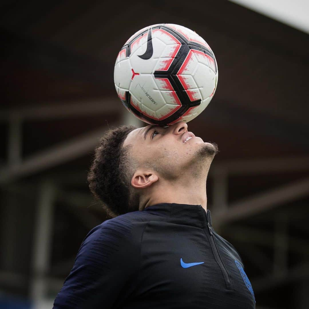 サッカー イングランド代表チームさんのインスタグラム写真 - (サッカー イングランド代表チームInstagram)「⚽️ makes us 😃」1月20日 0時12分 - england