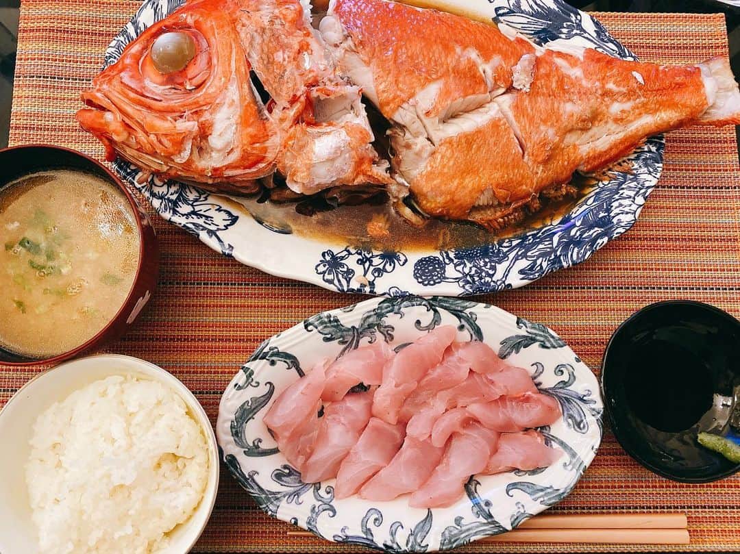里美ゆりあのインスタグラム：「初の金目鯛釣り🎣 大きな大きなリール^_^ まるでミシンのよう！！ 私は釣りが下手っぴで船中１３本、７本釣ってる中、私は１本だけ😓 優しい船長が２本くれました！！ そのうちの一本は57cmでした！！ ありがとうございました\(//∇//)\ 美味しくお刺身、煮付けで食べて、後は３日寝かして食べたいと思います^ - ^  そして金目鯛のあら汁は最高でした！！ #満腹 #刺身 #三枚おろし #金目鯛 #釣り #海釣り #餌釣り #金目鯛の煮付け  #あら汁  #和食ごはん  #龍正丸 #下田 #料理」