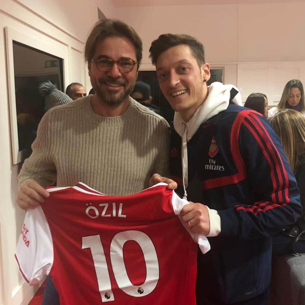 メスト・エジルのインスタグラム：「Ziyaretiniz ve desteğiniz için teşekkür ederim🙏🏼 @enginaltandzytn 🎬🇹🇷 & Selim Soydan ⚽🇹🇷 Thanks for yesterday's visit and support 🙏🏼 #M1Ö」