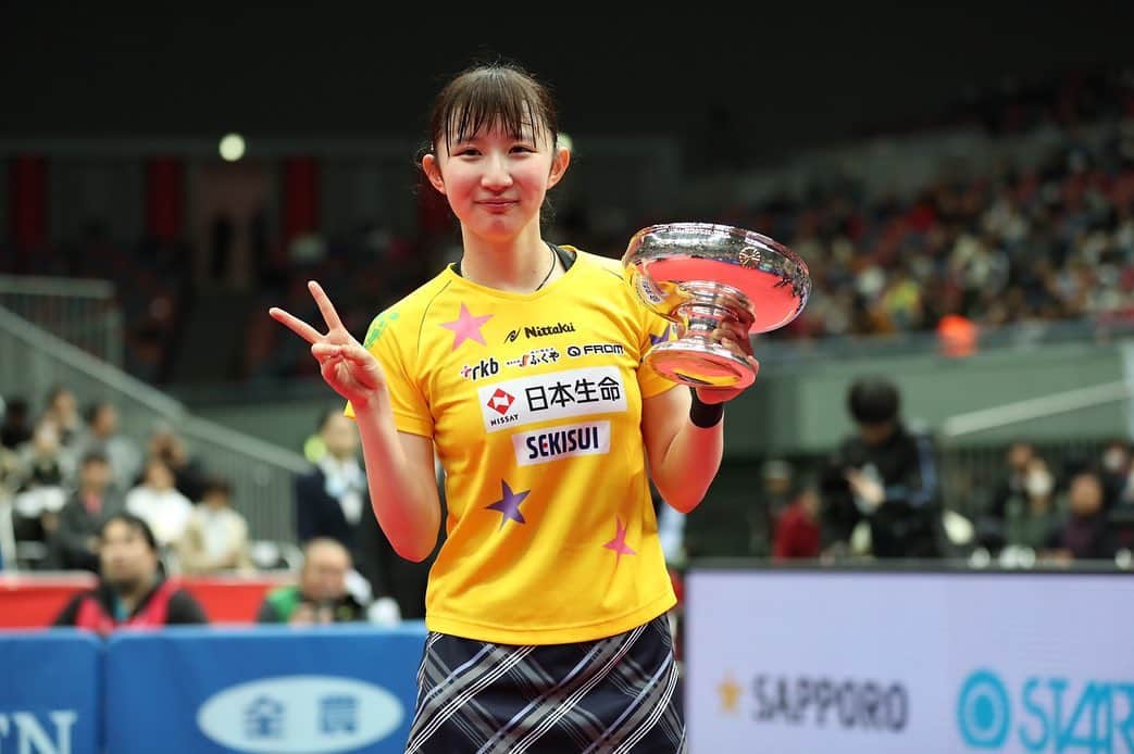 早田ひなのインスタグラム：「たくさんの方々に支えていただき全日本選手権でダブルス３連覇、シングルスで初優勝することが出来ました！応援して下さった皆さん有難うございました🙇‍♂️ 今年１年はテーマを『挑戦』とし逃げていた部分にもしっかりと向き合って進化したいと思っています。 また良い報告が出来る様に頑張ります🐣💛 #全日本」