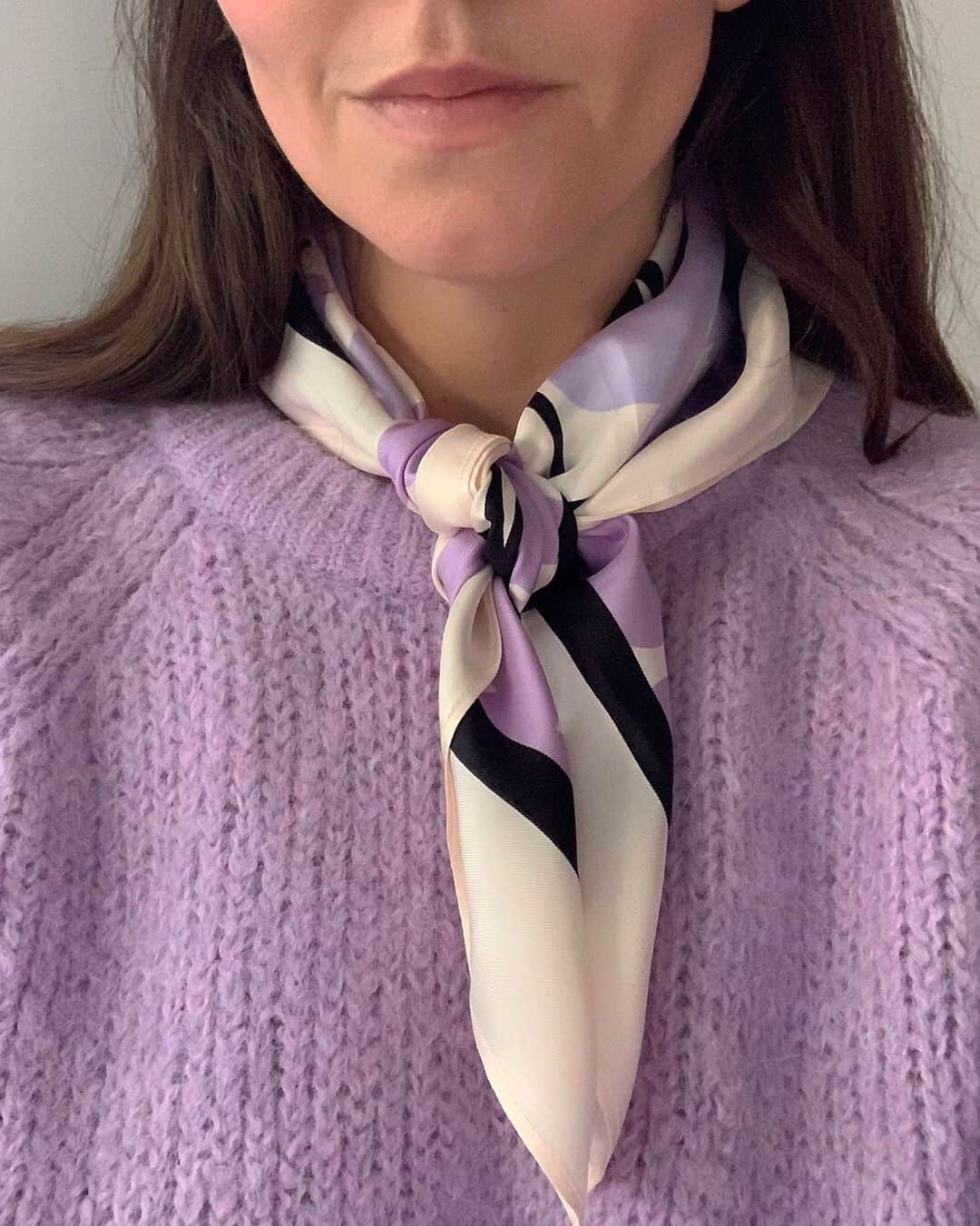 マリメッコさんのインスタグラム写真 - (マリメッコInstagram)「A dreamy alliance of lavender and cream to make dark days a bit softer. ⠀⠀⠀⠀⠀⠀⠀⠀⠀ Our favorite Katie is wearing the Kinos knit with the Gillian silk scarf. #marimekko」1月20日 0時16分 - marimekko
