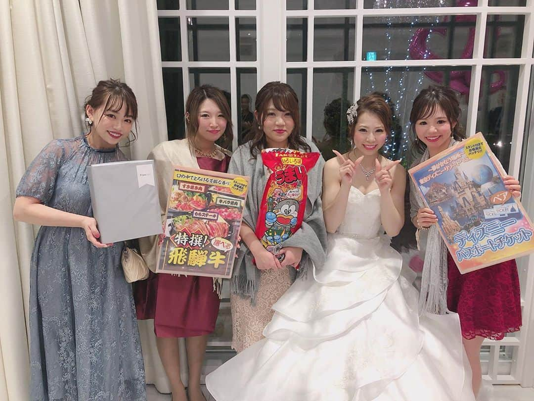 瀬賀しお（せがしぃ）さんのインスタグラム写真 - (瀬賀しお（せがしぃ）Instagram)「みづきの結婚式👰🏼💒🔔 高校では2.3年同じクラスで地元も同じだから毎日一緒にいたよね💕 わたしと美月はみんなからも「双子みたい！」って言われてたなぁ👭✨ そんな美月の結婚式、本当に感動しちゃった(´；ω；｀)💓 素敵な時間をありがとう☺️ そして心からおめでとう❤️ . 3年6組の仲良しメンバー大集合！ 思い出話に花が咲きすぎたね🌸（笑） 人に話したら引かれるくらい当時のわたしたち楽しんでた！（笑） 高校時代の青春があってこその 今のわたしだと思ってます☺️ そして一緒に青春してくれた唯一無二の友達にも本当に感謝🙏🏼💓 . 思い出ほどいつまでも幸せな気持ちになれるものないね✨ 思い出はプライスレス！こういうことだ！ . #結婚式」1月20日 0時17分 - segashiori