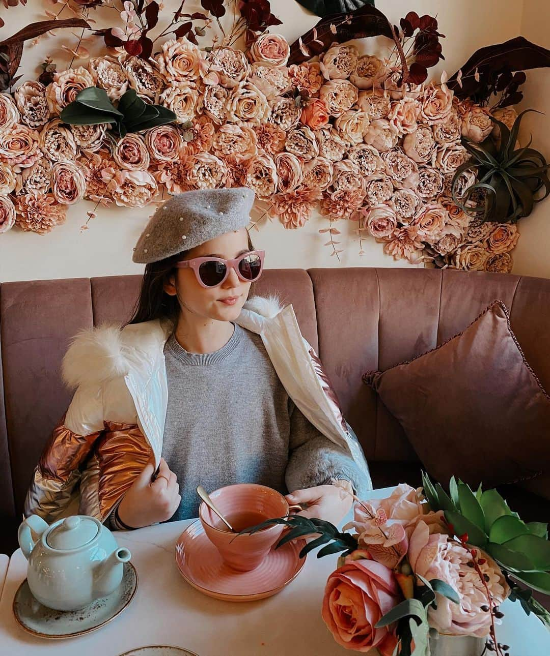 Laertaさんのインスタグラム写真 - (LaertaInstagram)「Afternoon tea 🍵🌸🌺 Wearing @lipsylondon  Sunglasses @italoptik」1月20日 0時19分 - fashion_laerta