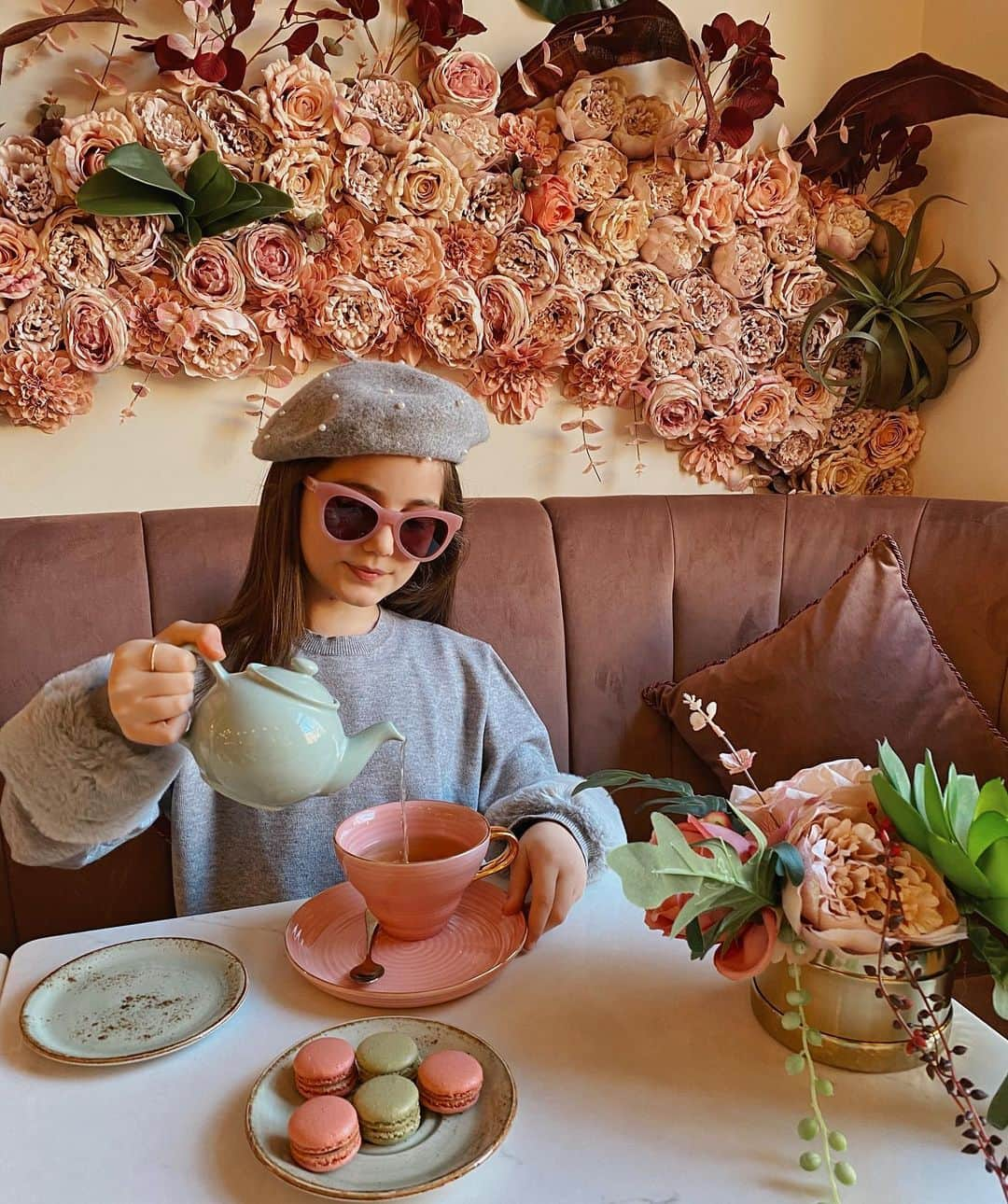 Laertaさんのインスタグラム写真 - (LaertaInstagram)「Afternoon tea 🍵🌸🌺 Wearing @lipsylondon  Sunglasses @italoptik」1月20日 0時19分 - fashion_laerta