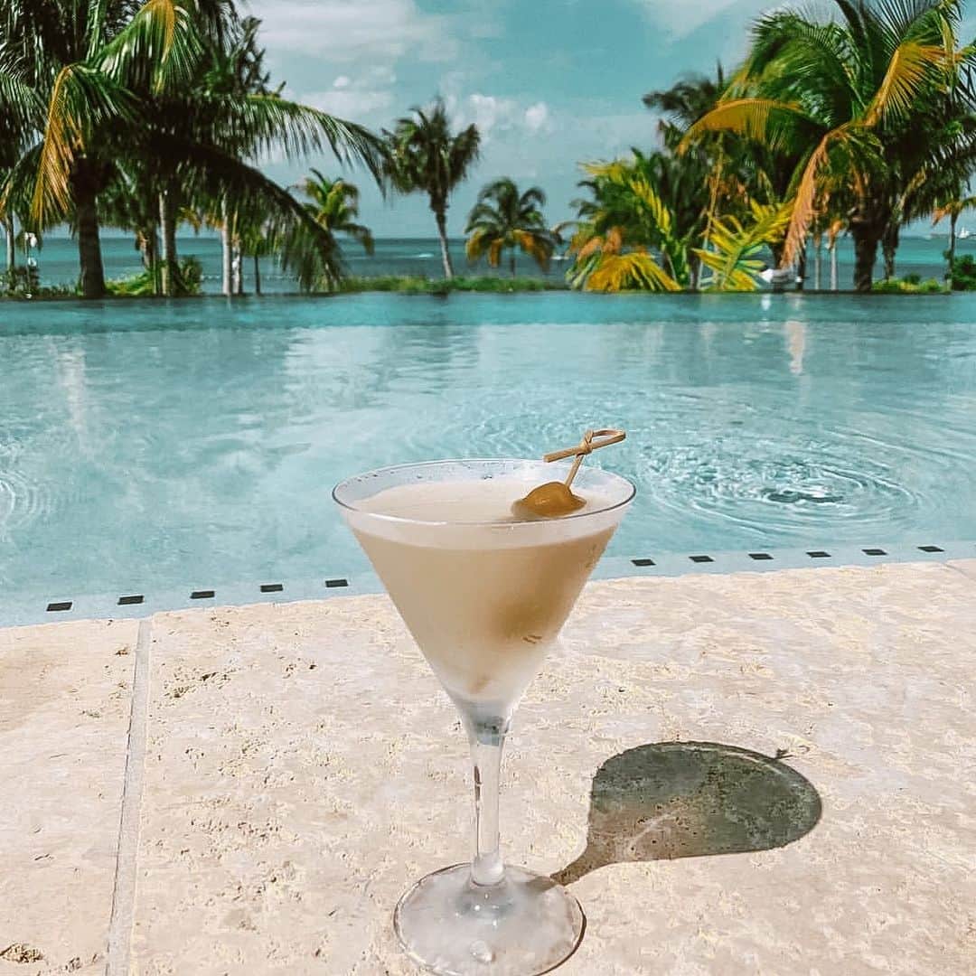 Aylen Aのインスタグラム：「Views 🍹👙」