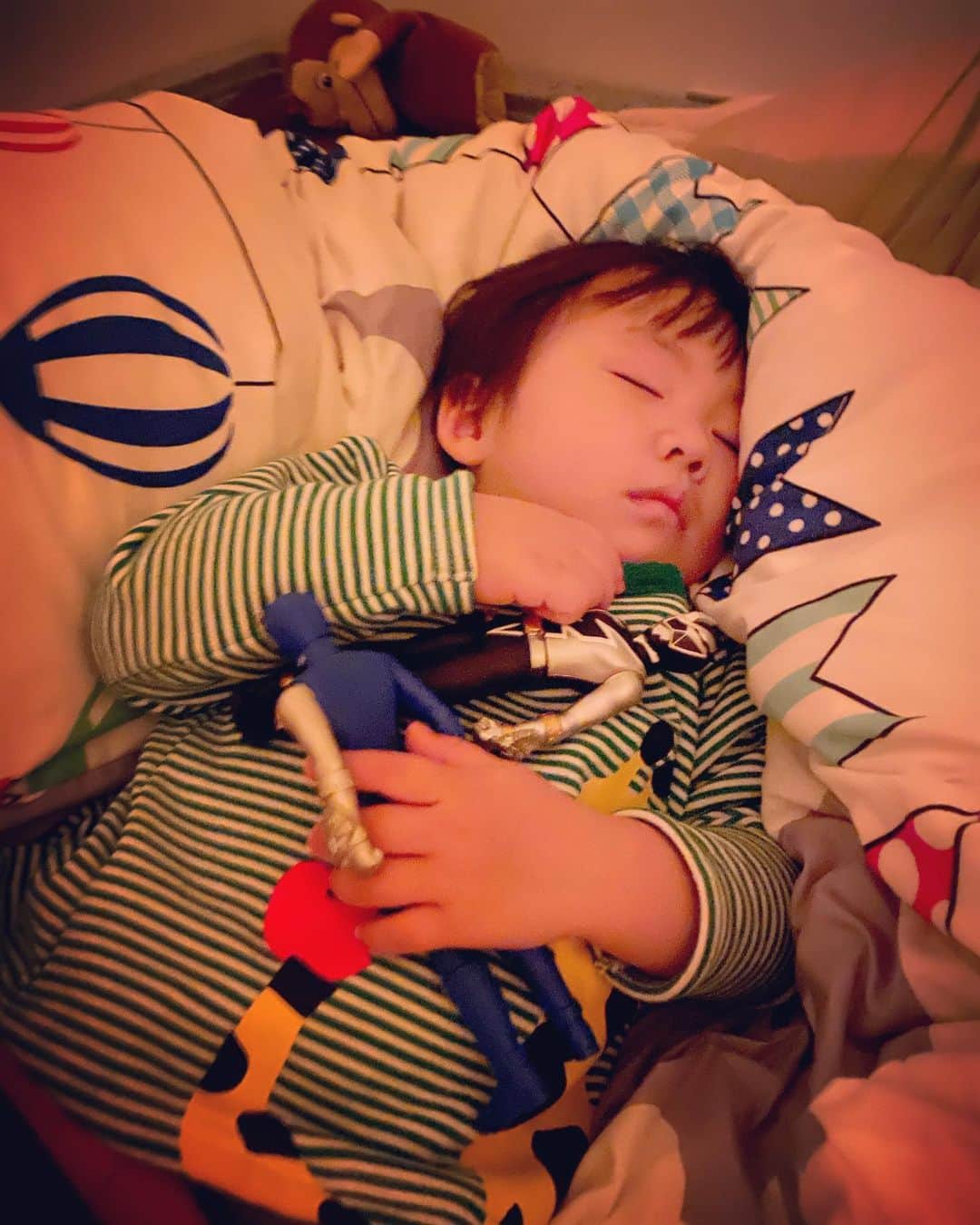 あやなんさんのインスタグラム写真 - (あやなんInstagram)「リュウソウジャーとお風呂に入り、寝る時も抱きかかえて寝てた🤭💓 もうすぐ2歳9ヶ月( ◜◡◝ )」1月20日 0時39分 - ayachan_0619