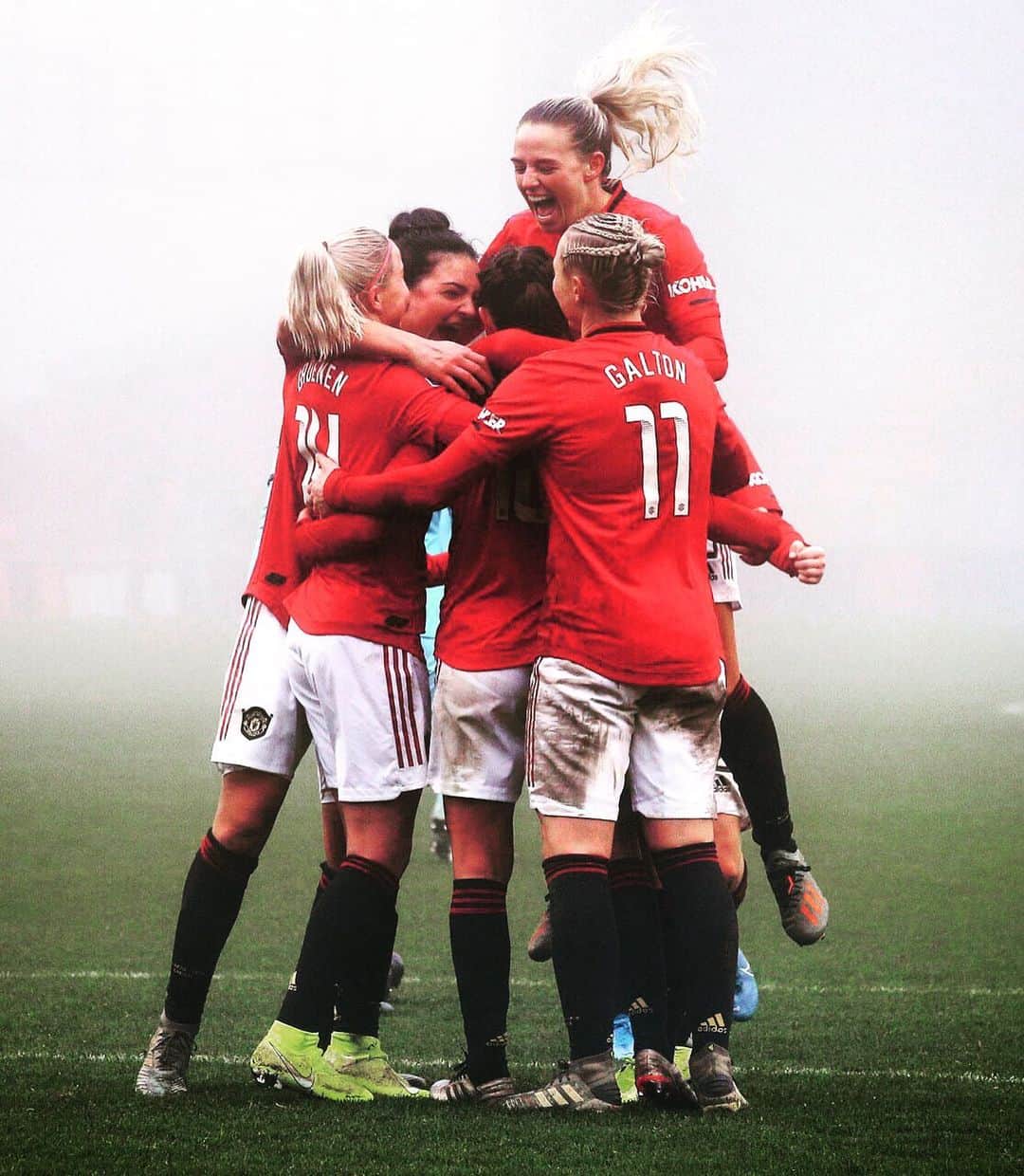 ジャッキー・グローネンのインスタグラム：「Sunday wins @manutdwomen 😍」