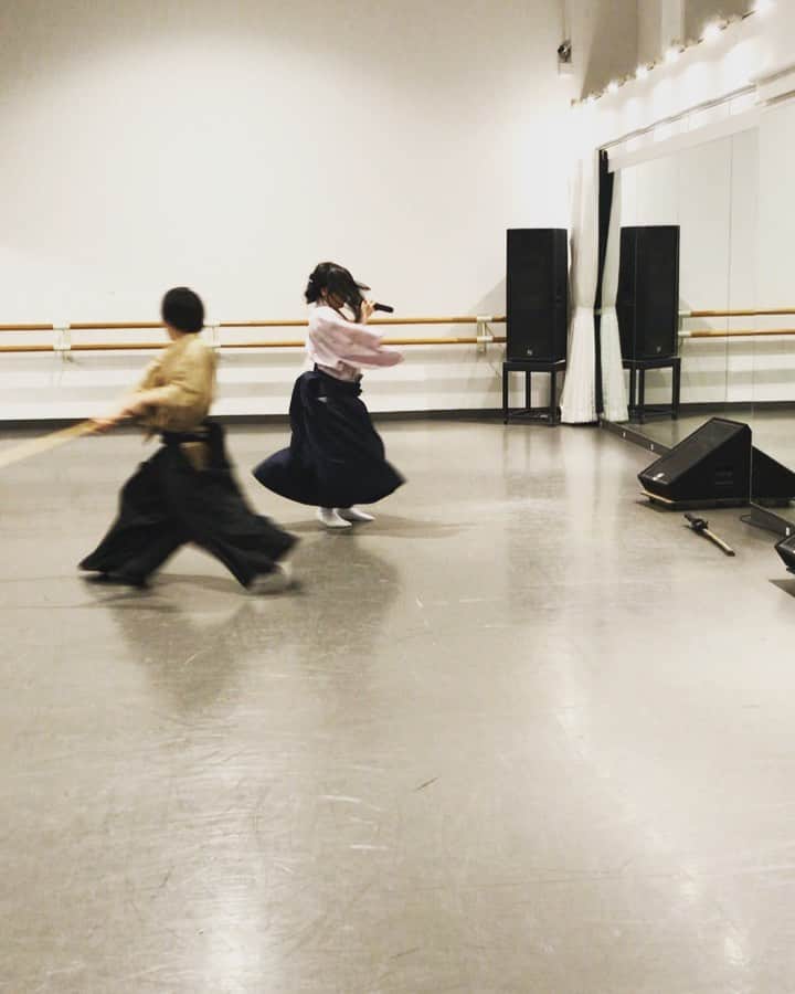 鈴華ゆう子のインスタグラム：「2019年のさいたまスーパーアリーナのリハーサル風景を初公開。Strong Fateでの私の謎の魔力はこうして引き出されたのでした。今年も和楽器バンド、2月から大きなライブが続きます。 2/16大阪城ホール 2/29,3/1両国国技館2days 絶賛リハ真っ只中！よろしくね！ #strongfate #wagakkuband #和楽器バンド #鈴華ゆう子 #yukosuzuhana #kenbu #剣舞 #入倉慶志郎 #壮心流」