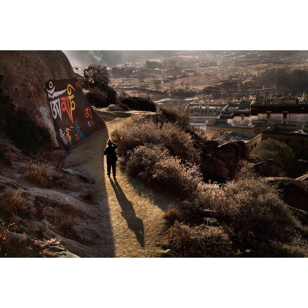 スティーブ・マカリーさんのインスタグラム写真 - (スティーブ・マカリーInstagram)「A Tibetan pilgrim circumambulates the Drepung Monastery, just after sunrise outside of #Lhasa, they refer to it as performing a Kora, which is a form of walking meditation. 2000.  #SteveMcCurry」1月20日 0時54分 - stevemccurryofficial