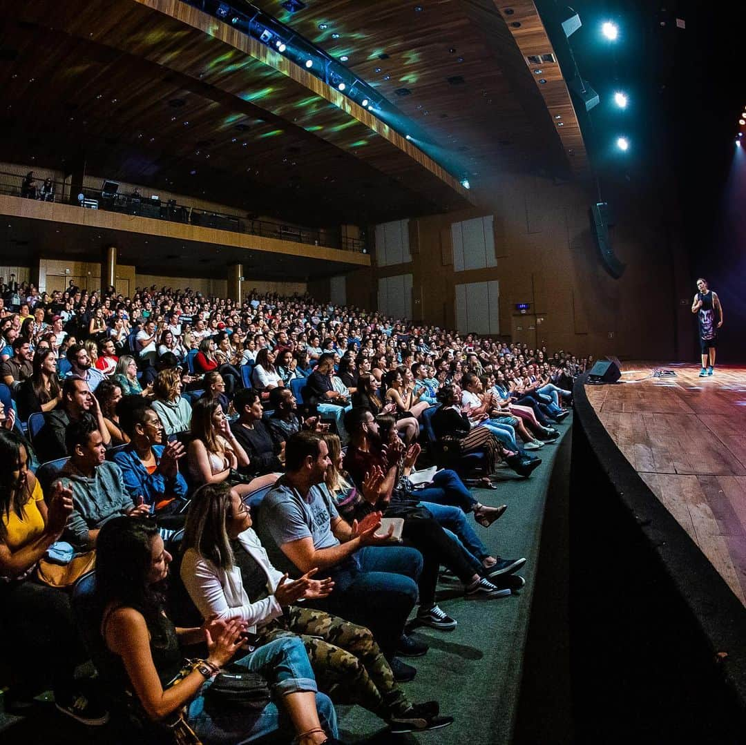 Whindersson Nunesさんのインスタグラム写真 - (Whindersson NunesInstagram)「To de volta papaaaai!! 😍 Todo final de semana de Janeiro e Fevereiro no teatro Frei Caneca as 21 horas!! Ingressos: www.whindersson.com.br」1月20日 1時05分 - whinderssonnunes