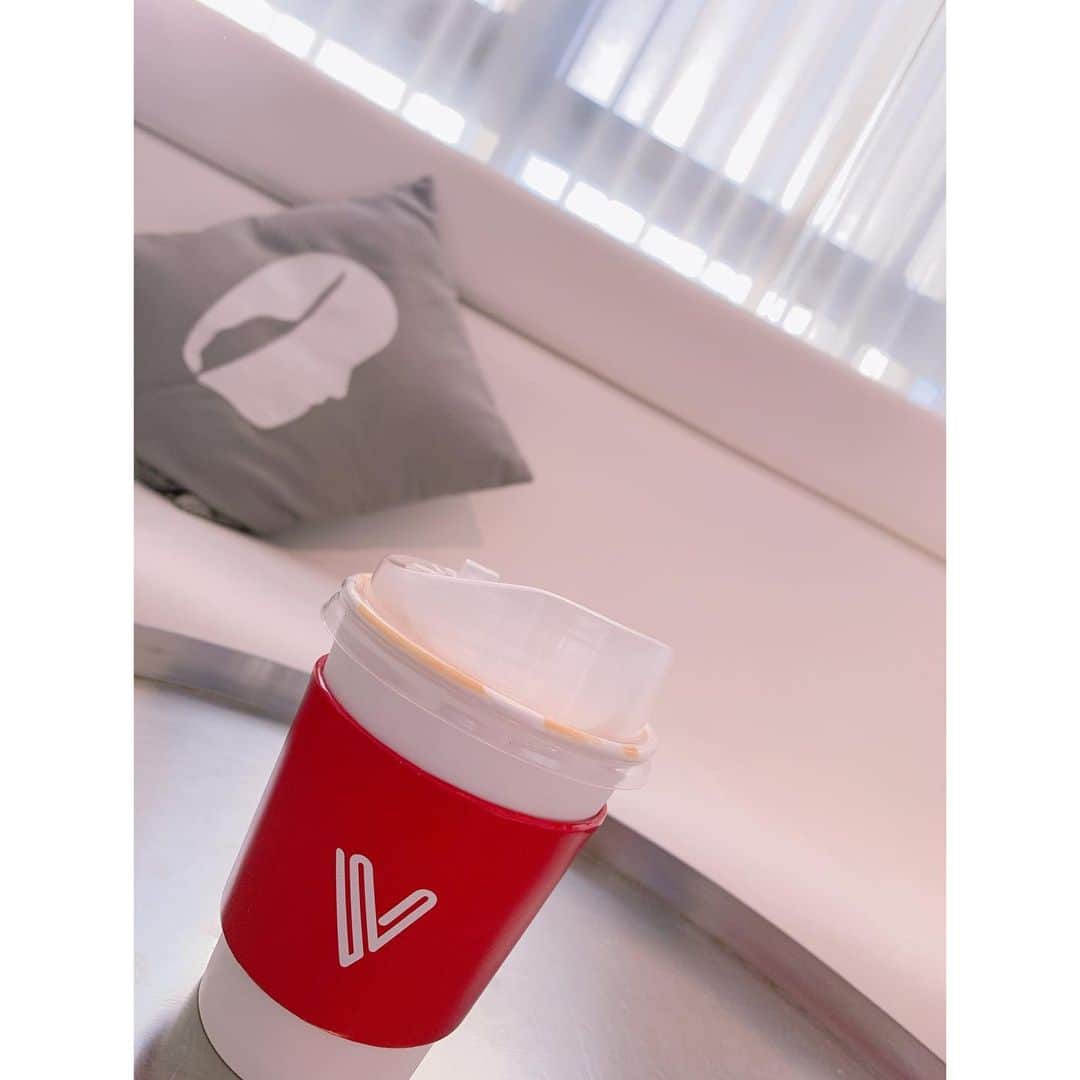 のインスタグラム：「서울여행2020💫 . 振り返りソウルレポ✍🏼 . その④ カフェ☕️ . 1-3. 東大門のホテルの一階にあったVIVID Coffee. 寝起きに買いに行ったら宿泊者割引きがあってラッキー💕 4-5. 初めて見つけた、券売機で注文してすぐ受け取れるコーヒーShop.コスト削減してるから、もちろん安い！味も美味しかった！ 6-8. 古い喫茶店が可愛くカフェになっていたお店。양재駅近くの”FRITZ”アザラシがマスコットキャラクターで、グッズも充実。ここのパンもすごく美味しかった！ 9-10. ザ・インスタ映え STYLE NANDA PINK POOL CAFE明洞店。買い物の途中で休憩に入って、注文したアイスクリームがまさかのこのサイズ感で、母と2人で驚きまくり。アイスの上に特大の綿あめが乗ってました。笑笑　しかも着てた服までマッチしちゃって、映えるしかなかった。笑笑 . #서울 #韓国 #서울카페  #cafe #ソウルカフェ  #vividcoffee #coffeeonly #fritz #stylenandapinkpoolcafe  #mayumitrip2020」