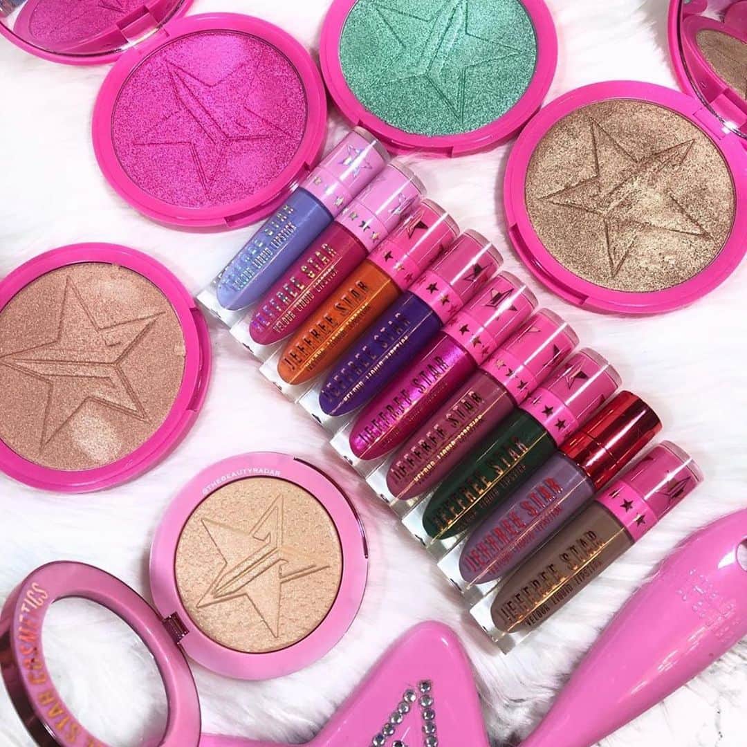Jeffree Star Cosmeticsさんのインスタグラム写真 - (Jeffree Star CosmeticsInstagram)「Sunday Funday 🎀 @thebeautyradar shows off her #jeffreestarcosmetics collection 💖 Do you see any of your must haves?🙌🏼 #skinfrost #velourliquidlipstick」1月20日 1時04分 - jeffreestarcosmetics