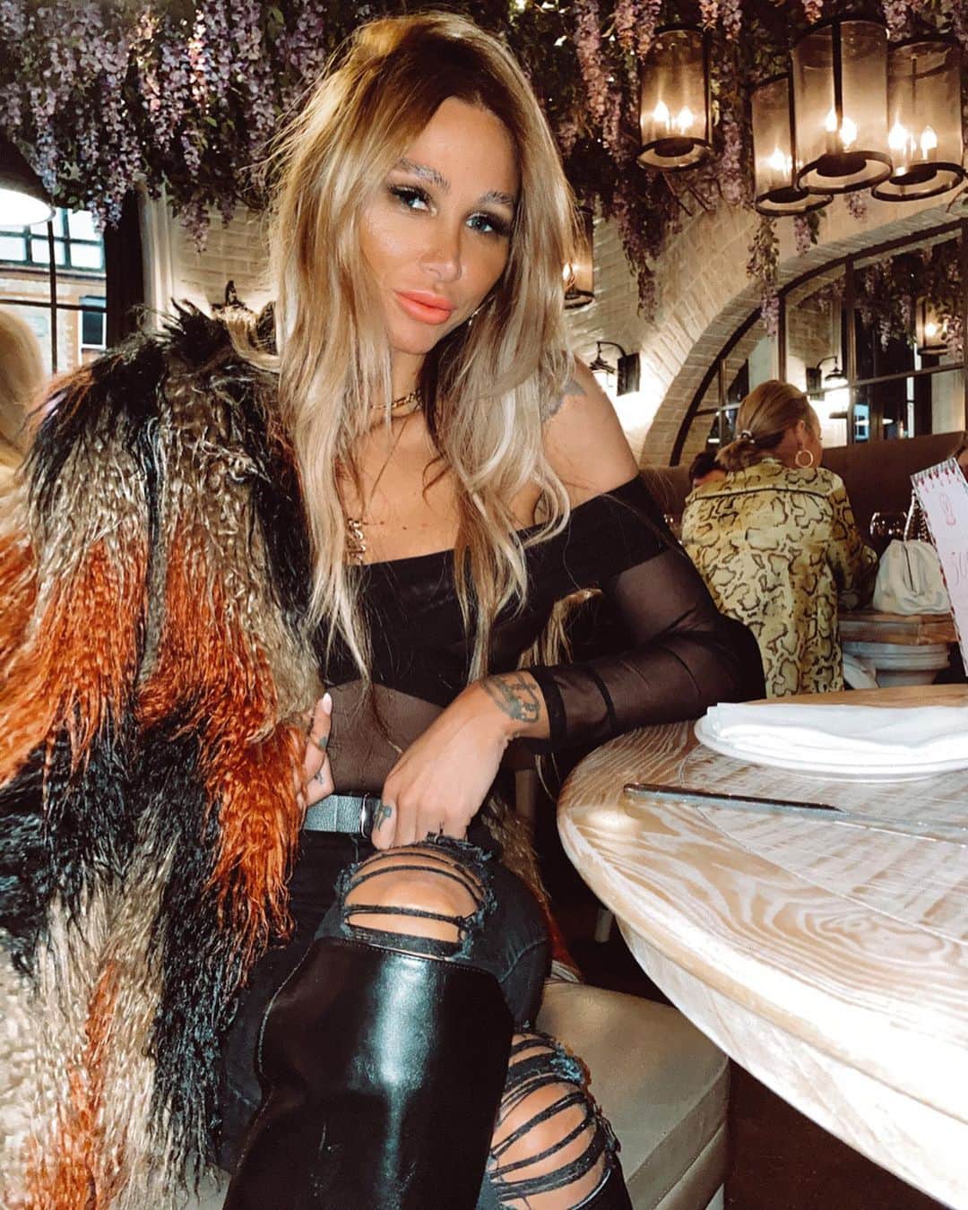 ルー・ティーズデールのインスタグラム：「New furry friend faux lyf 🦁 - From @houseofharlow1960 @revolve」
