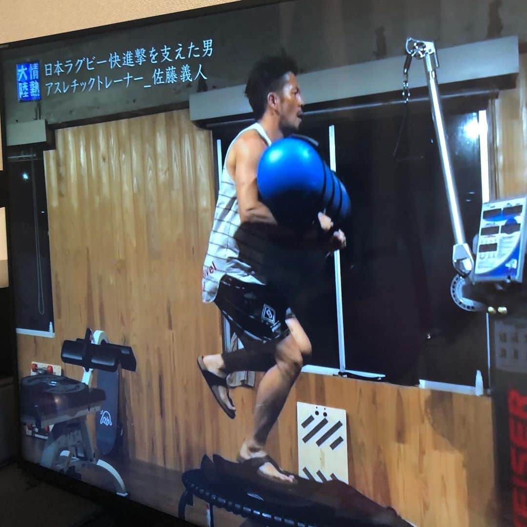 のインスタグラム：「金沢遠征から帰ってきました！ 帰ってから #情熱大陸 を観て自分が高校生の時にお世話になった佐藤先生が😳😳😳 怪我がめっちゃ多かった高校時代を身近で支えていただきました。 高校2年の時に手術をしました。 実家や練習が終わってから夜遅くまでリハビリなど佐藤先生と出会っていなければ大学→プロと今の自分はいなかったと思います！ ほんまに感謝しています！ #情熱大陸 #佐藤義人  #佐藤義人トレーナー  #中村友也 #チョモ #感謝」