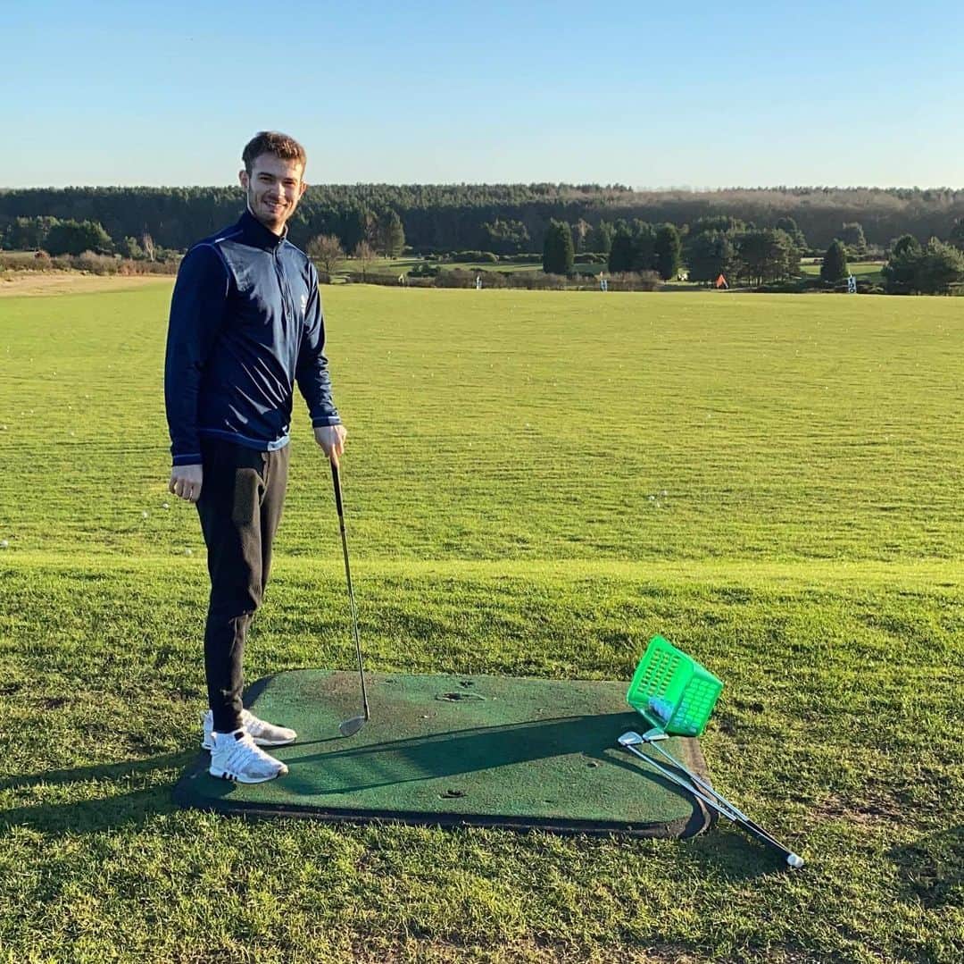 サム・ウォーカーのインスタグラム：「Afternoon off spent on the driving range today before flying to Portugal tomorrow ready for the Olympic qualifiers! 😄 What do you think of my swing? 🙈🤣🏌🏻‍♂️」
