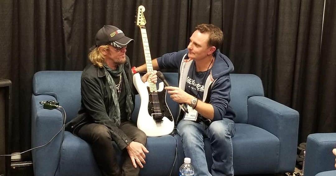 エイドリアン・スミスのインスタグラム：「Chatting with  #LeeAnderton at this years #namm2020 #winternamm2020 #officialjacksonguitars @andertonsmusicco」