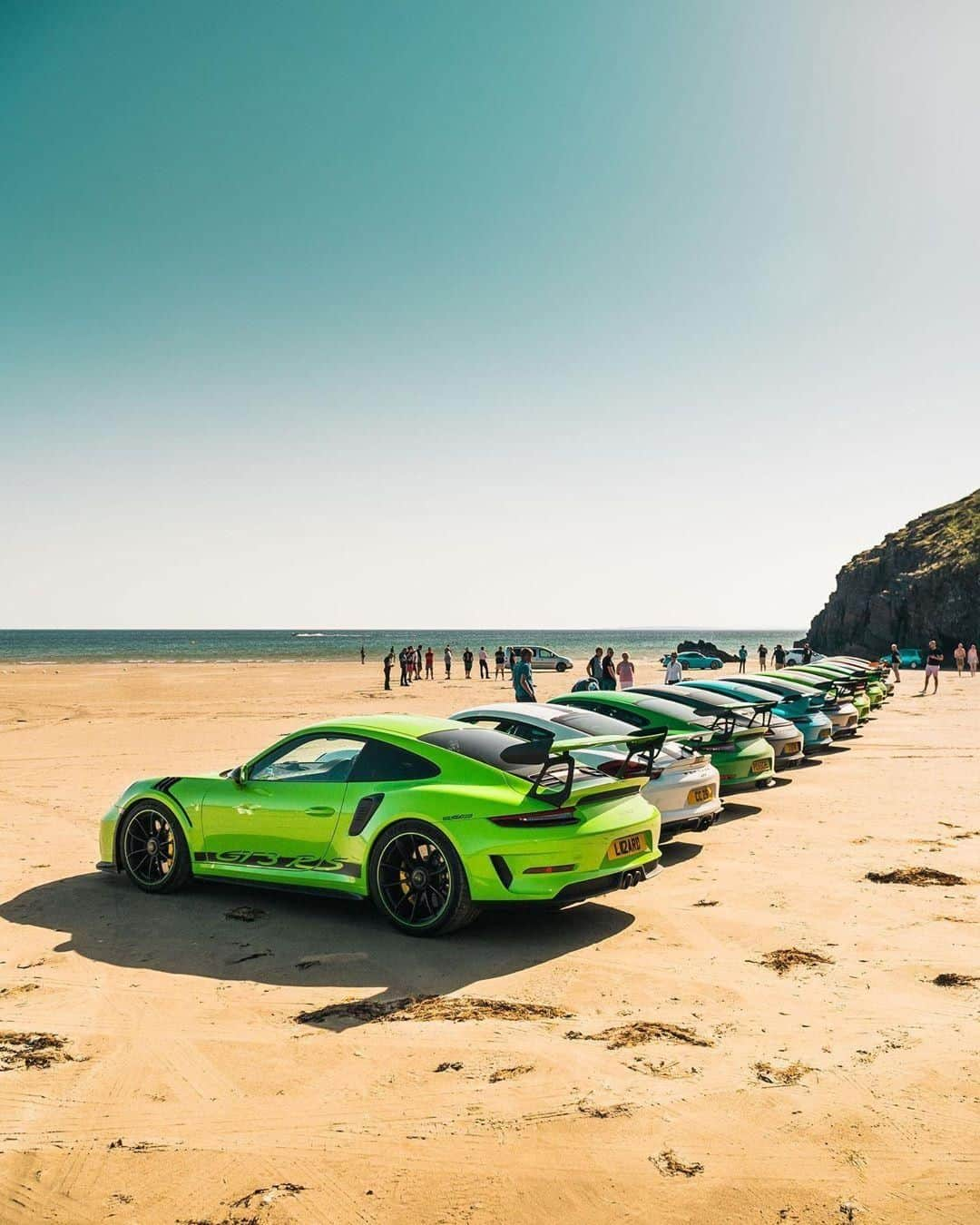 Porscheさんのインスタグラム写真 - (PorscheInstagram)「There's no place like home. Except a beach full of Porsche. (📸: @danbarnettmedia) #Porsche #PorscheMoment  Combined fuel consumption in accordance with EU 6: 911 GT3 RS: 12,8 l/100 km; CO2 emissions: 291 g/km」1月20日 2時00分 - porsche