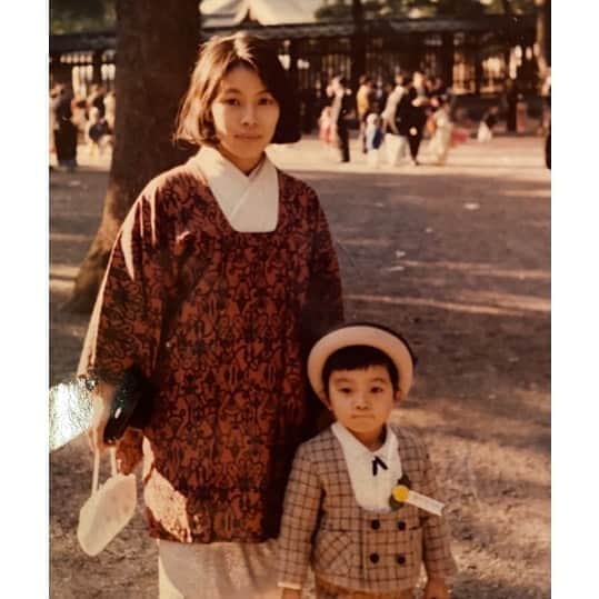 中野英雄さんのインスタグラム写真 - (中野英雄Instagram)「俺とおふくろ‼️ カラーの写真が出て来た この時の事は薄っすら覚えている…まだ妹はいない なんだかボーッと見てしまう、母は幸せだったのかな？この頃の母親に 会ってみたいな…  #instagood #happy  #enjoy#japan #母 #tokyo」1月20日 2時01分 - hideo_nakano