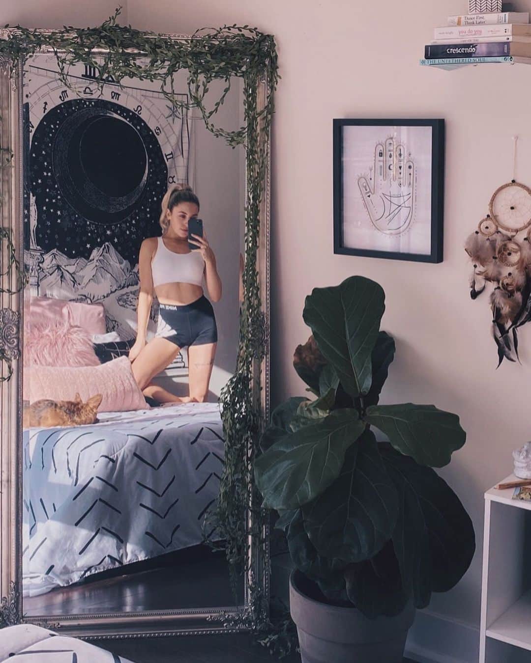 Kalyn Nicholsonのインスタグラム：「January has been the GYST of all GYSTs I’ve been going hardcore at work and the gym with a long Bali trip coming up soon (going for my yoga teacher training ✨) and while I’m digging the change in muscle definition what is actually blowing my mind is how much more energy I have - someone hire me I’ll organize your closets, paint your house, walk your dogs, and prep your meals until 2025」