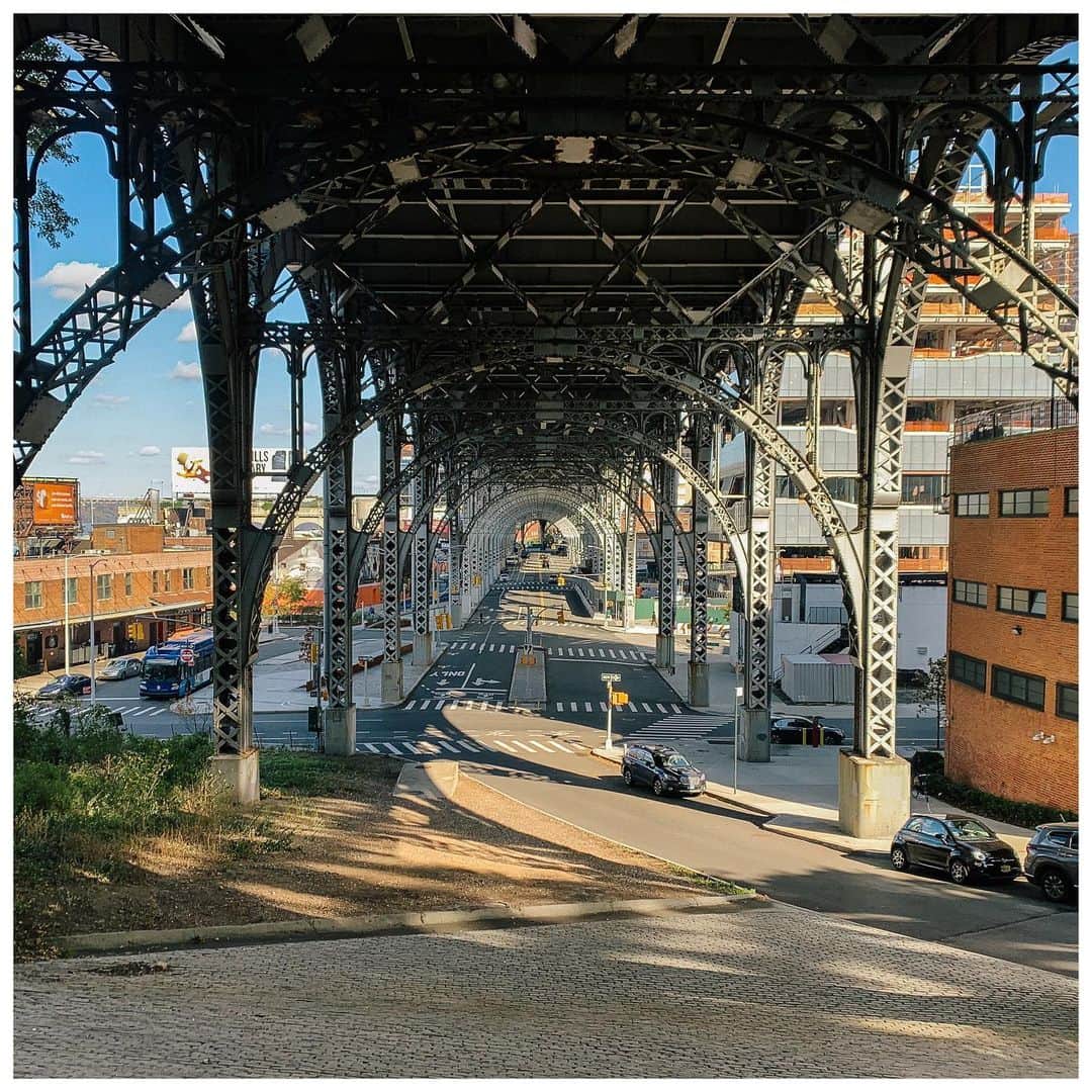 コーチさんのインスタグラム写真 - (コーチInstagram)「Under the bridge. Photographer @visualsbypierre gives us a graphic glimpse of beauty found in an unexpected place on New York's Upper West Side. #CoachSS20 #CoachNY」1月20日 2時17分 - coach