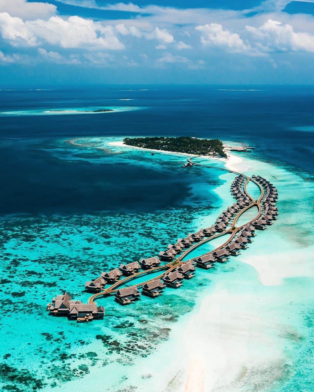 BEAUTIFUL HOTELSさんのインスタグラム写真 - (BEAUTIFUL HOTELSInstagram)「Like a snake's exoskeleton this hotel was designed to flow perfectly with nature and is situated on some of the most pristine waters in the world! 🌏🌴🌊 Do you want to plan a dream vacation to the Maldives?! Tag someone who would love to go here! (📸: @jeremyaustiin 📍: Joali Maldives - @joalimaldives )」1月20日 2時30分 - beautifulhotels