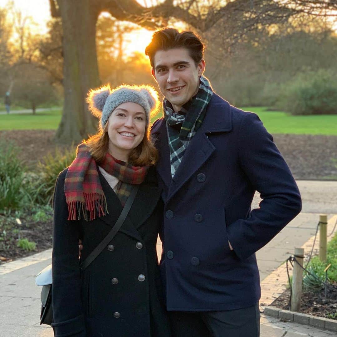 アレックス・ブノワのインスタグラム：「We had a bee-autiful afternoon at the Royal Botanical Gardens in Kew Gardens (even if we were lied to about the presence of bees)  #SpotTheMissingButton」