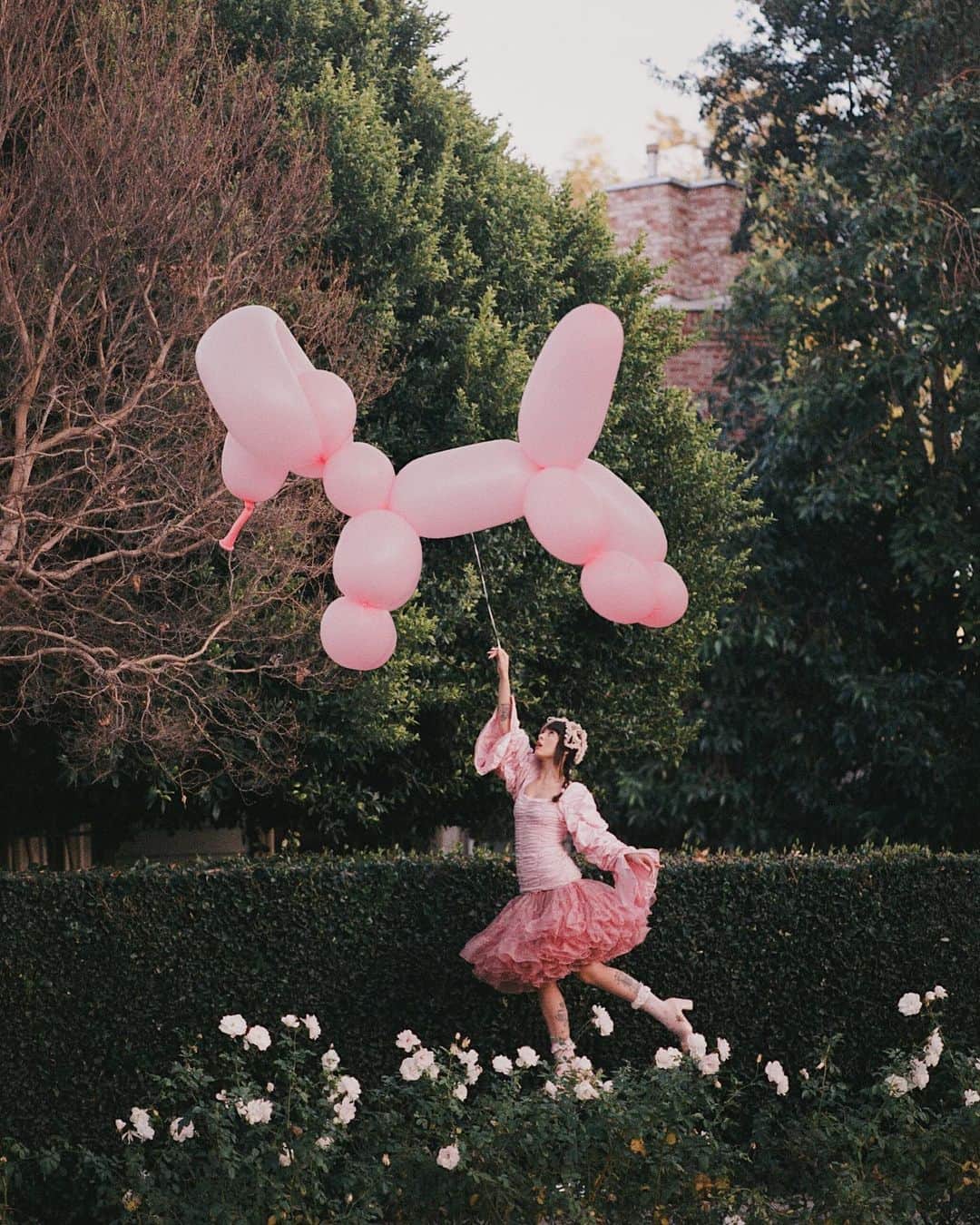 メラニー・マルティネスのインスタグラム：「Honeypot loves to fly🧚🏼‍♀️💕」