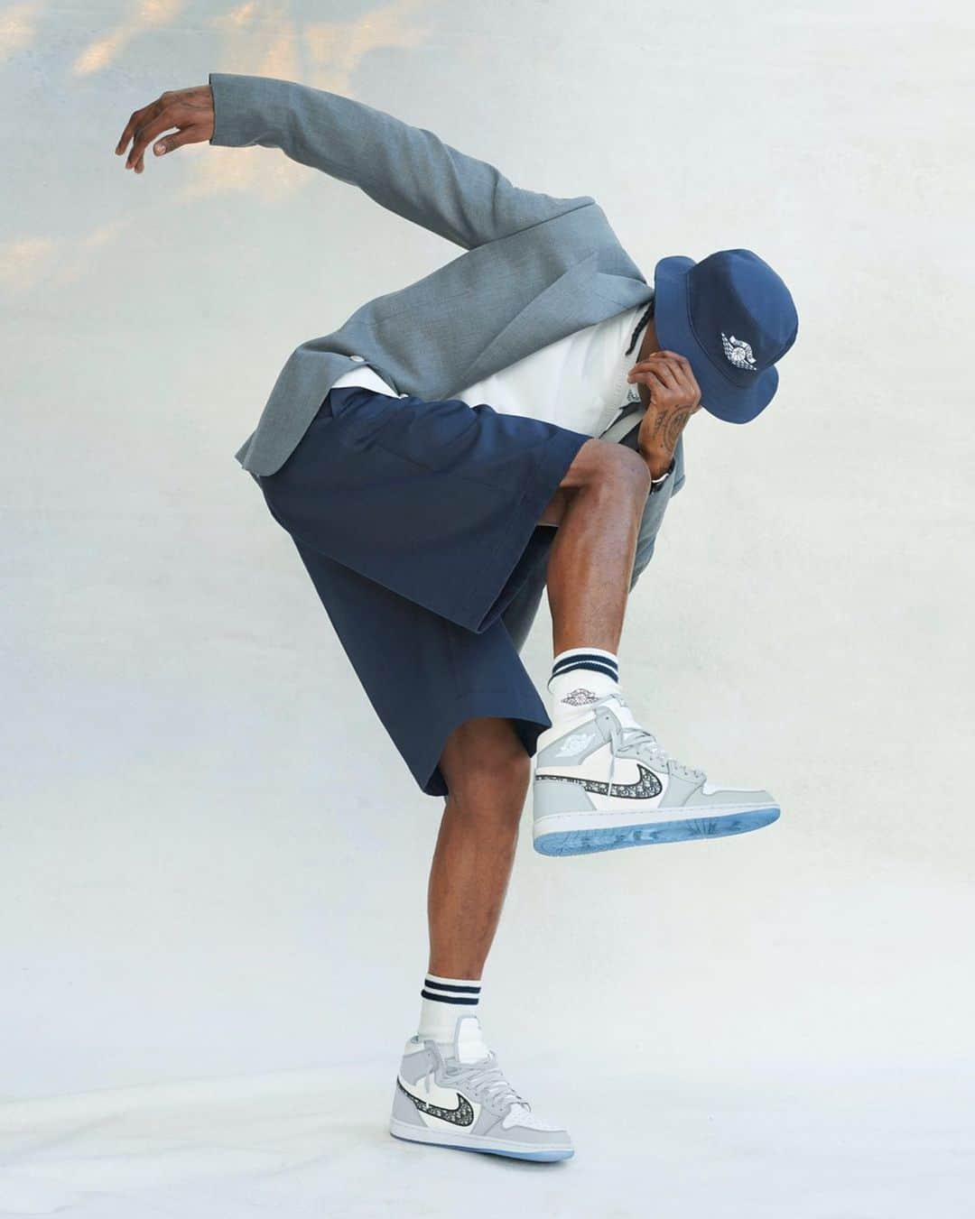 のインスタグラム：「Fit for flight. @travisscott is draped out in the Air Dior x #JUMPMAN collection.」