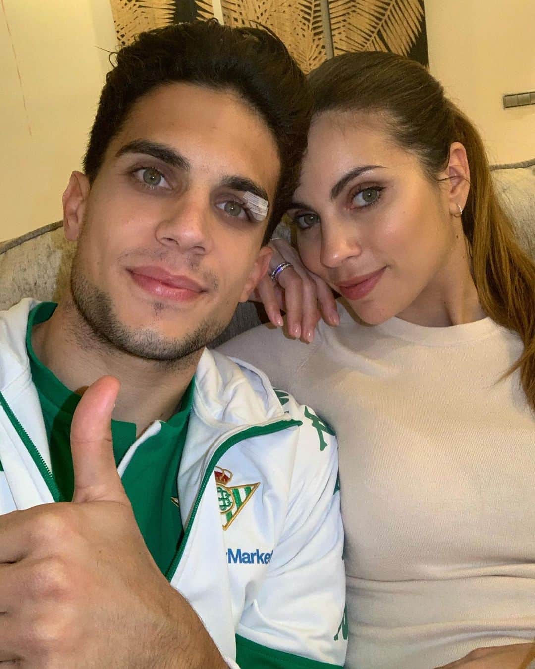 マルク・バルトラのインスタグラム：「Ya en casa! Muy orgulloso por el partidazo de todo el equipo! 3 puntos, más los 5 cosidos en la ceja, estamos ya en puestos de Europa! 😜 Gracias a todos por preocuparos y vuestros mensajes! Musho Betis!」