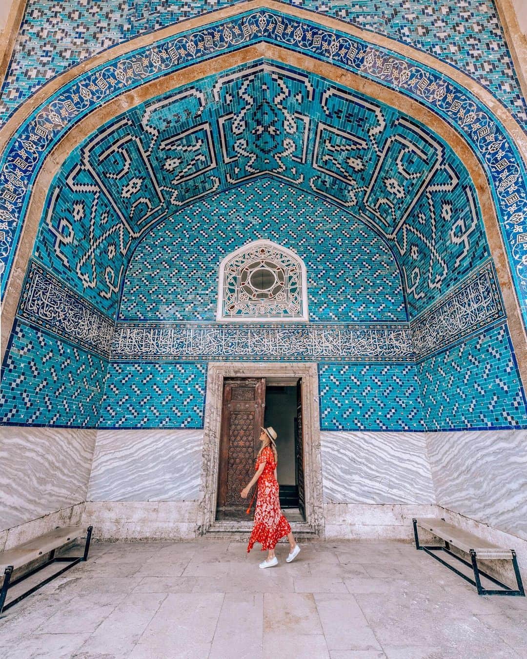 Izkizのインスタグラム：「Blue hues of Istanbul 💙 Anyone else feel like it’s the 90th of January not the 19th..😴 #januaryneverends」