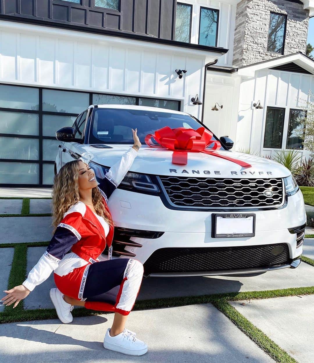 のインスタグラム：「GIRL BO$$ MOVES! Been putting in work so I had to treat myself! Grateful, thankful, and blessed! 🙏🏽😭 I would not be living the life that I live without all of you! 😘 Your support means the world! And special thanks to my friends @fresh_window_tint & @levelcars for helping me find the perfect car for me! 😍🚗」