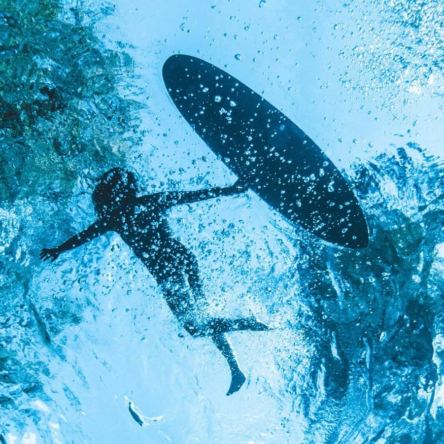 のインスタグラム：「Spread the love—@waterpeoplepodcast is LIVE with a new episode! For “Everything is Surfing,” hosts @theseakin and Dave Rastovich rap out with ever-inspiring Albe Falzon. Albe, best known for the film “Morning of the Earth,” is one of surfing's great storytellers. His study of eastern spiritual traditions and the holistic commitment to a surfing life have guided him on an incredible journey through through loss, love, adventure and solitude. Listen in via our bio link. You’ll be glad you did. #Sanuk #SmilePassItOn」