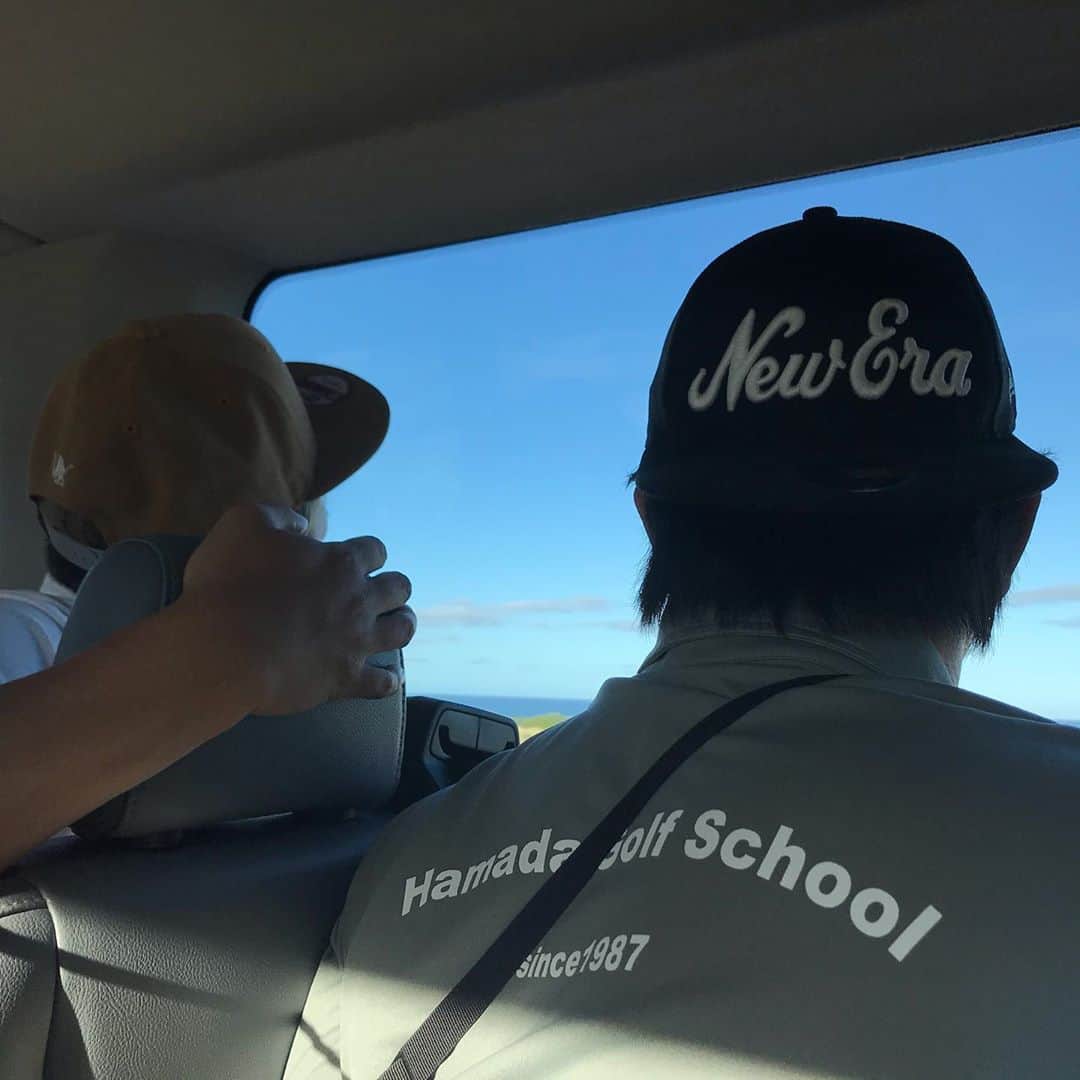 浜田雅功の旅日記さんのインスタグラム写真 - (浜田雅功の旅日記Instagram)「ハワイ島もいよいよ5日目！！ なのに景色を見るのには飽きない！！ 車窓にかぶりつく井本さん&瀬下！ そしてハワイ島の楽しさをインスタにあげるのに忙しいみんなの中で浜田さんはちょっと寂しげです。  投稿者:チーモンチョーチュウ菊地  #大阪チャンネル #浜ちゃん後輩と行くハワイ島で休日 #ハワイ島」1月20日 3時43分 - hamachankyuzitsu