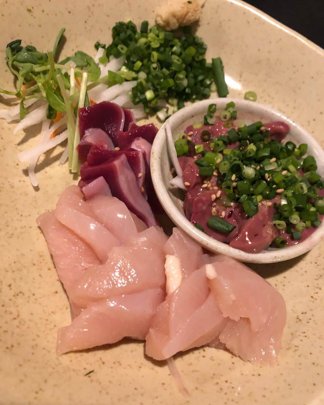 のインスタグラム：「写真の新鮮な鳥のお造りが三種盛りで550円。とにかくめちゃくちゃ安い。それやのに美味い。マジおすすめ。やまろぐ4.05  #やまろぐ#焼き鳥#鶴橋#鳥#百笑家 #百笑家鶴橋店」