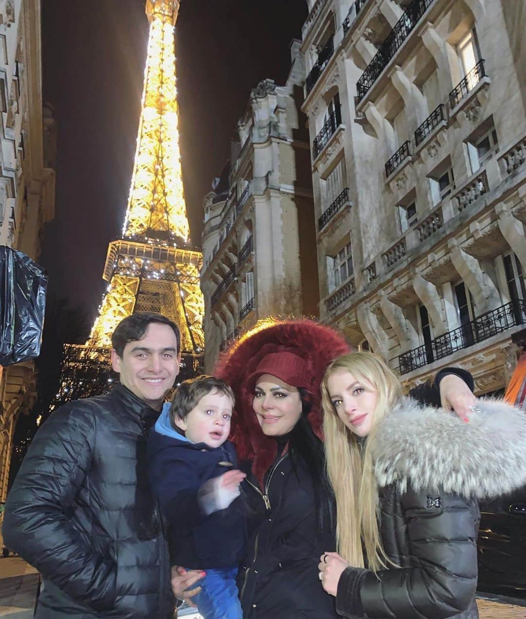 Despierta Americaさんのインスタグラム写真 - (Despierta AmericaInstagram)「@maribelguardia  y @julian_f.f  junto a su familia disfrutando de Paris. #Repost @imetunon ・・・ * Tour Eiffel entre callejones, Paris es bello ♥️🇫🇷 #hier #toureiffel #aveclafamille #france」1月20日 3時44分 - despiertamerica