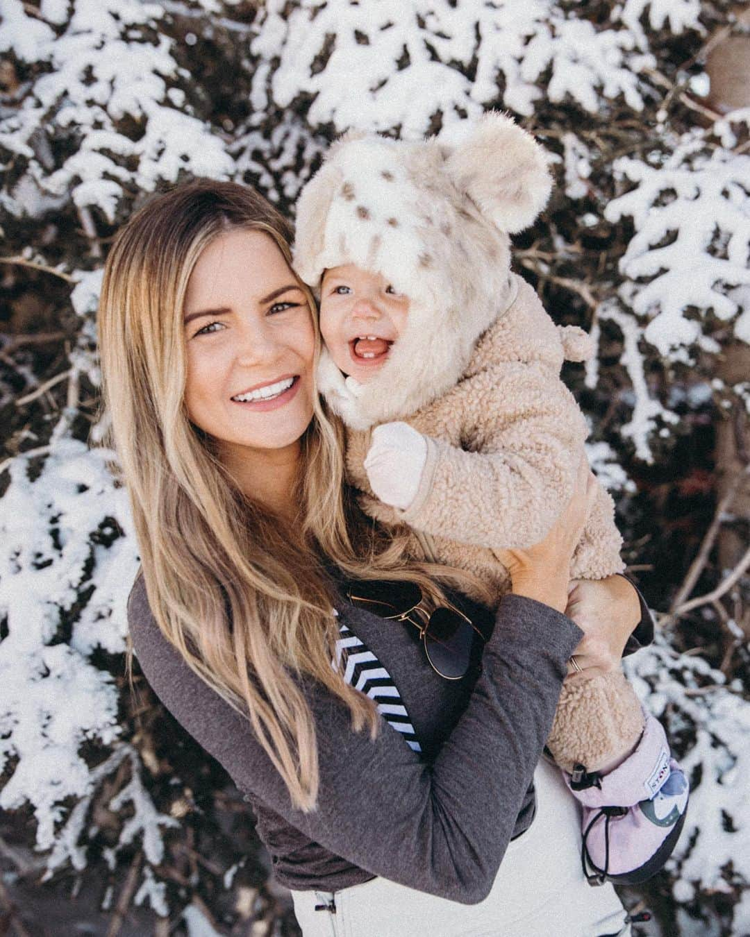 Amber Fillerup Clarkさんのインスタグラム写真 - (Amber Fillerup ClarkInstagram)「Our little bean’s first time to the snow!!!! She loved it 🥰 she was so patient waiting for 3 hours in the snow with us with no nap while the other two did their snowboard lesson. 💓」1月20日 3時48分 - amberfillerup