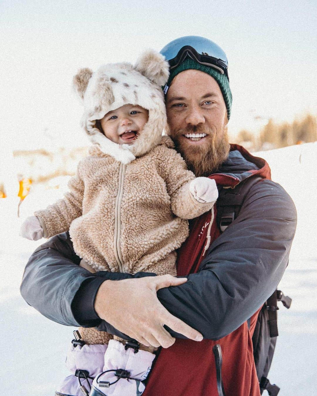 Amber Fillerup Clarkさんのインスタグラム写真 - (Amber Fillerup ClarkInstagram)「Our little bean’s first time to the snow!!!! She loved it 🥰 she was so patient waiting for 3 hours in the snow with us with no nap while the other two did their snowboard lesson. 💓」1月20日 3時48分 - amberfillerup