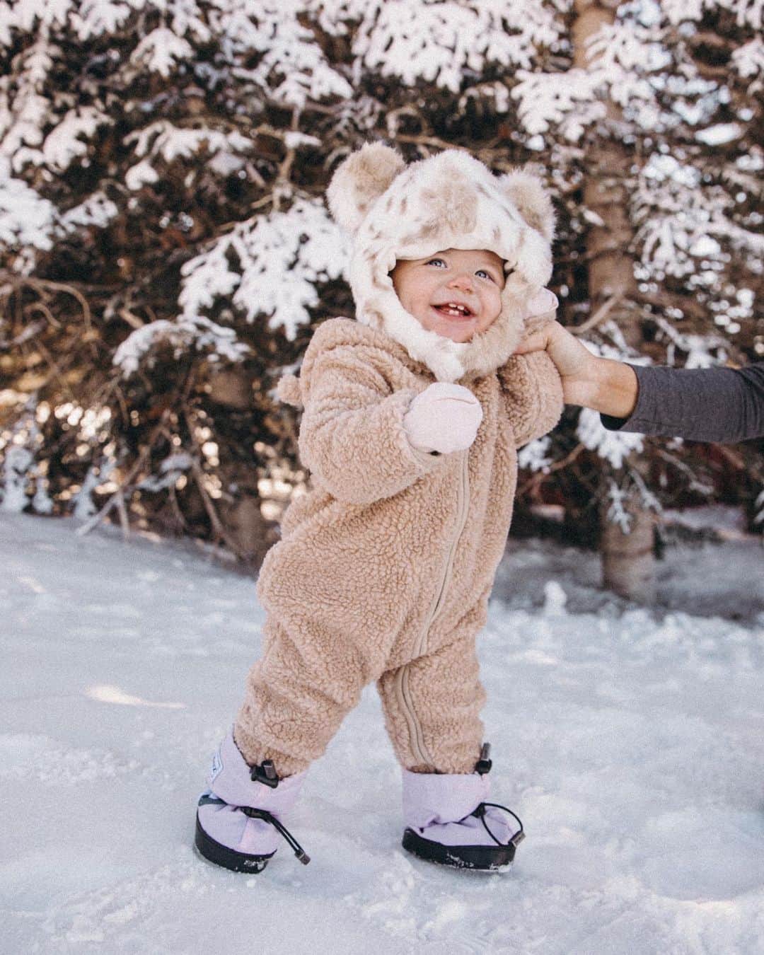 Amber Fillerup Clarkさんのインスタグラム写真 - (Amber Fillerup ClarkInstagram)「Our little bean’s first time to the snow!!!! She loved it 🥰 she was so patient waiting for 3 hours in the snow with us with no nap while the other two did their snowboard lesson. 💓」1月20日 3時48分 - amberfillerup