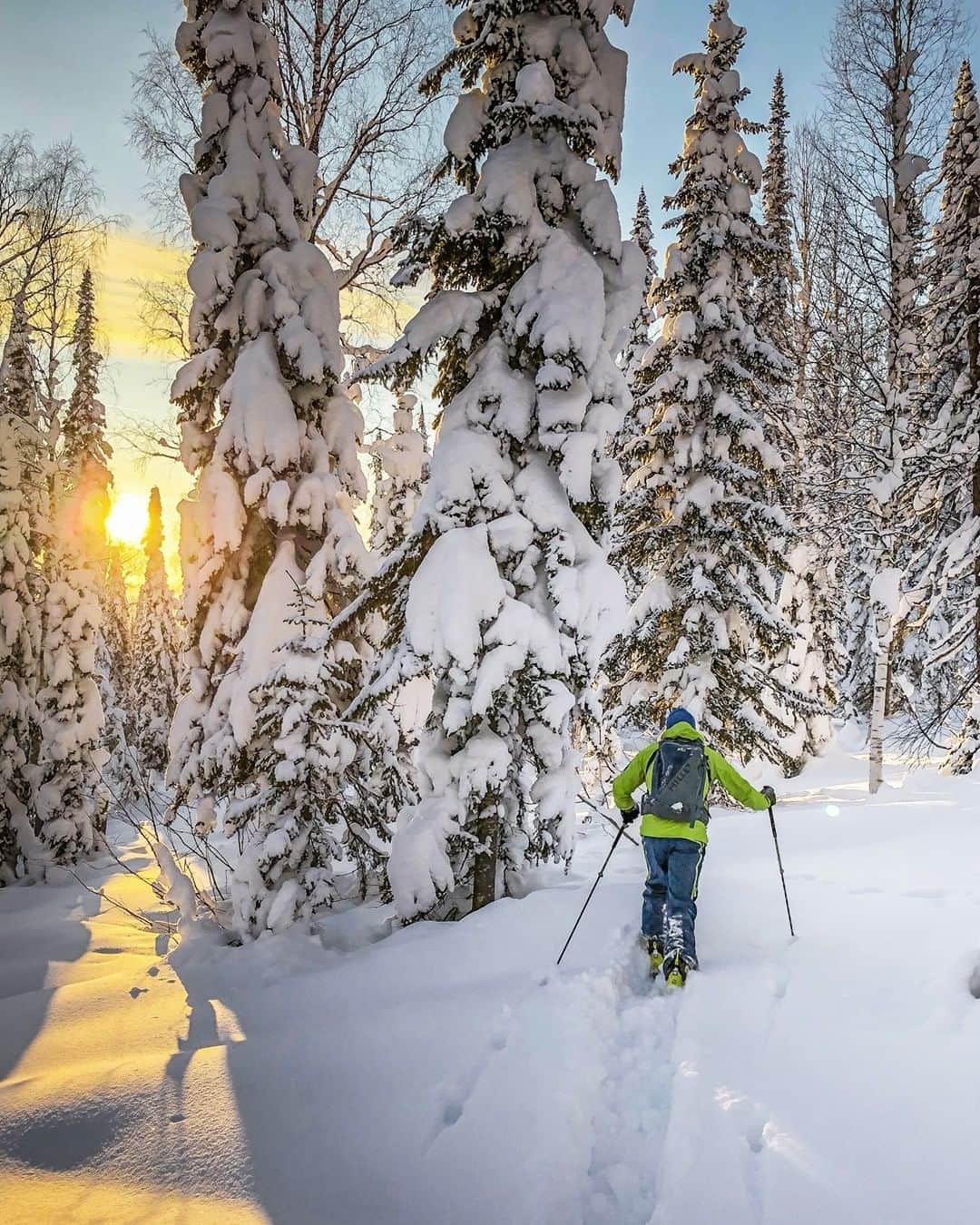 ミレーさんのインスタグラム写真 - (ミレーInstagram)「@jeanannequin guiding his group towards the never ending Siberian sunset... #MilletRiseUp  #skitouring #guiding #guide #skiguide #bergführer #skiderando」1月20日 3時50分 - millet_mountain