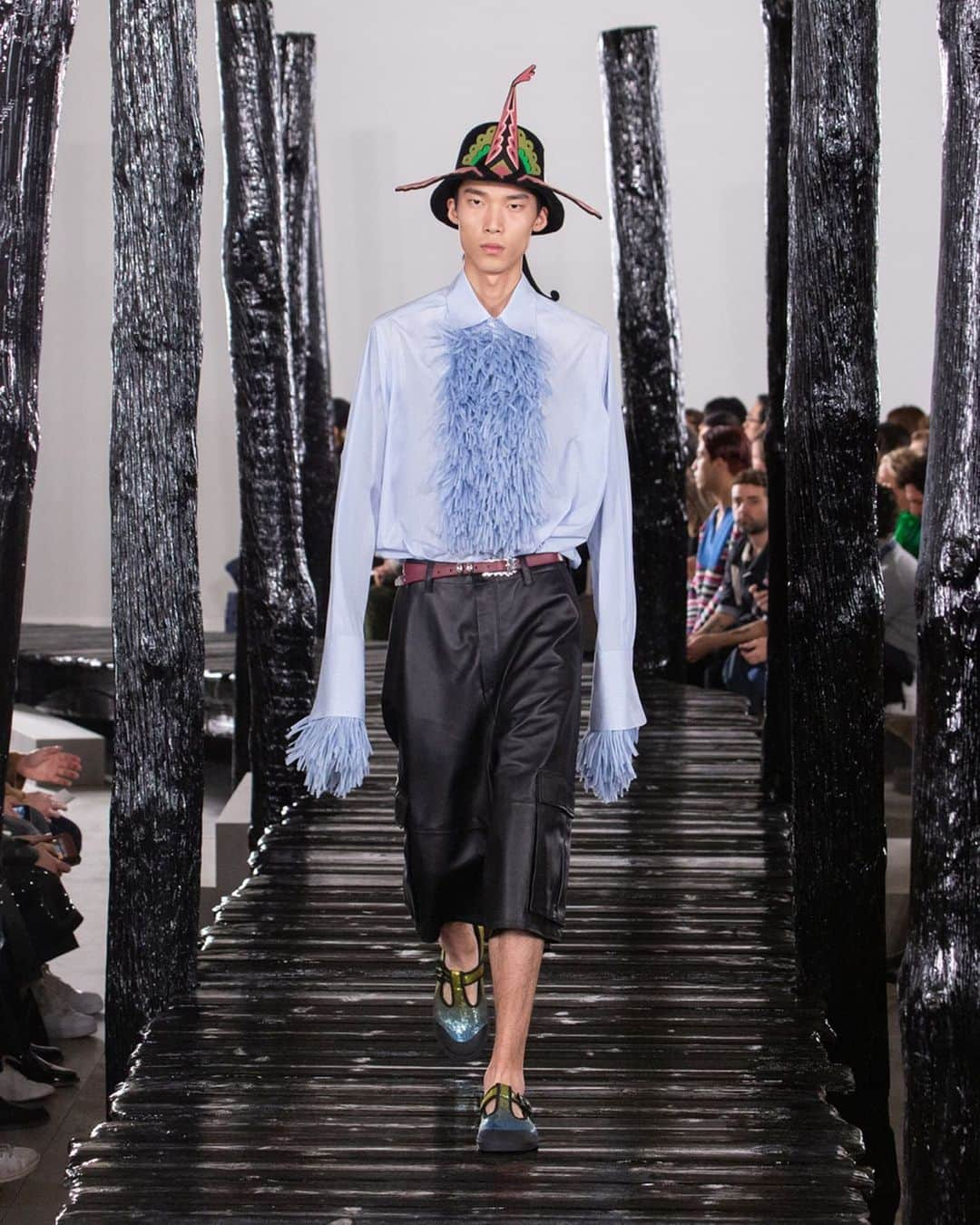 Loeweさんのインスタグラム写真 - (LoeweInstagram)「#LOEWEFW20 Menswear show - Look 9  Straw-like tubes of fabric are densely ruffled onto the bib and cuffs for a tactile and playful take on shirting.  #LOEWE #ParisFashionWeek #PFW #Menswear」1月20日 4時10分 - loewe