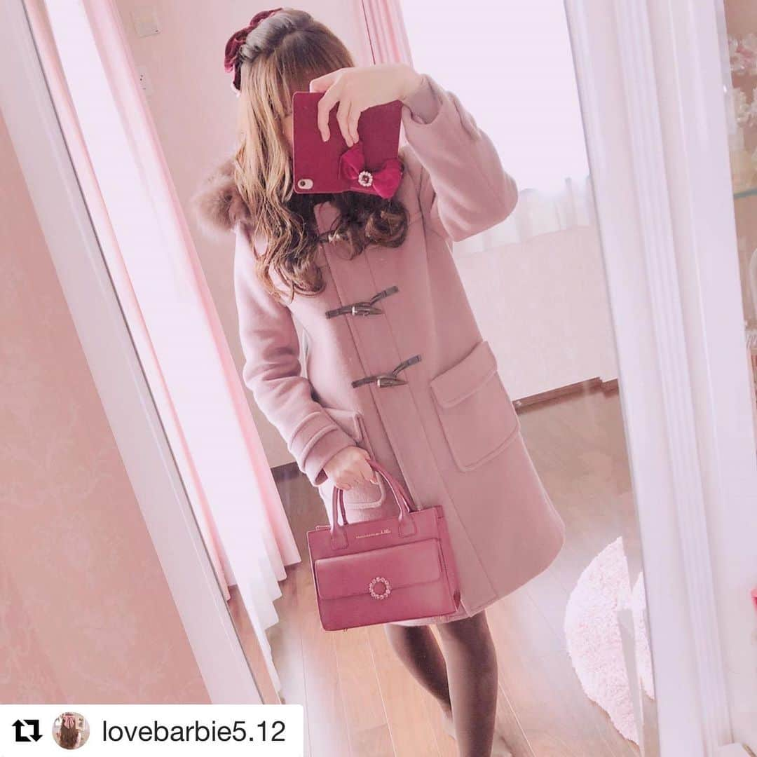 LAISSE PASSEさんのインスタグラム写真 - (LAISSE PASSEInstagram)「投稿ありがとうございます♡♡♡ ・・・ #Repost @lovebarbie5.12 with @get_repost ・・・ 今日のおよーふく🎀 今日は先週セールでお迎えしたレッセパッセのダッフルコートを着ました🧸こちらのコートはモカ色にブラウンのファーが可愛くてずっと気になっていたの🙈セールで50%OFF＋2buy10%OFFだったからかなりお得に買えました😍❤️ ボルドーの小物と合わせてラズベリーチョコレートコーデにしたよ🍫🙊 今日はまつパ行ってから買い物してきます🐻🎵 #レッセパッセ#レッセパッセコート#laissepasse#ジルバイジルスチュアート#ジルバイ#ダッフルコート#ラズベリーチョコレートコーデ#チョコレートコーデ#アポロコーデ#メゾンドフルール」1月20日 15時12分 - laisse_passe