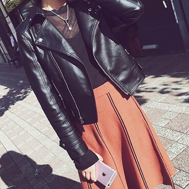 maison de LATIRのインスタグラム：「ストリートスタイルでも定番のマストアイテム『ライダースジャケット。』 ソフトでしなやかな着心地のPUレザーを使用。 細身のシルエットなので、Tシャツ、ネルシャツのオントップアイテムだけでなく、 ダウンベスト、チェスターコートのインナーまで、幅広く使えるアイテムです。 . お求めはコチラから▼▼ @maison_de_latir #maison_de_latir #https://shop-list.com/women/brand/maison-de-latir/」
