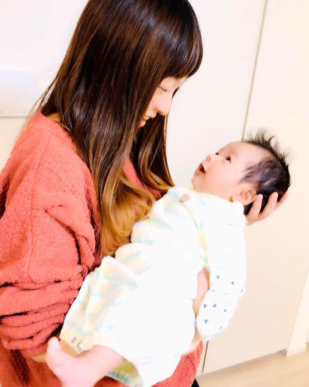 正田美里（みさみさ）さんのインスタグラム写真 - (正田美里（みさみさ）Instagram)「世手ちゃんBabyに会いに行ってきました❤️ ヤバイ、天使っ！！メロメロになってしまった（笑） めっちゃ可愛い！めっちゃ可愛い！！めっちゃ可愛いっ！！！抱っこもさせてもらったよ🤱泣かれちゃうかな〜〜と思ったけど、大丈夫だった。良かった（笑）めっちゃ不思議そうに見つめてきた。そうだよね〜全てがなんだこれ〜？って感じだよねw 可愛いの中にも凛々しくて、既にイケメン要素が凄いっ！！ 世手ちゃんも元気そうで良かった😄 赤ちゃんって存在が本当に天使なんだなぁ〜✨✨✨ また会いに行きたいっ😄✨✨✨ そして、世手ちゃん改めて出産おめでとう🎊  #世手子 #Baby #可愛い #カッコイイ」1月20日 13時48分 - misamisaupiupi