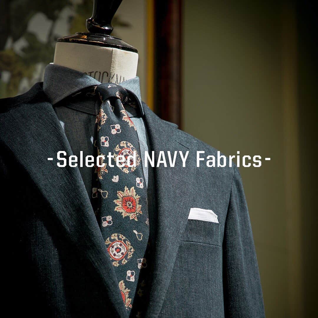のインスタグラム：「FREEMANS SPORTING CLUB各店舗にて『FSC MADE TO MEASURE ～ Selected NAVY Fabrics 〜』としてビジネスにおける代表的なカラーである「NAVY」にスポットを当て、英、伊を中心に現在廃番となっている生地を含め約25種類をご用意。  メンズ紳士の顔ともいえるネイビースーツスタイルをこの機会にぜひクラフトマンシップ溢れるFSCスーツにて誂えてみてはいかがでしょうか。 ■展開期間 1月24日（金）～2月9日（日） ■展開店舗 FREEMANS SPORTING CLUB - TOKYO FREEMANS SPORTING CLUB - GINZA SIX FREEMANS SPORTING CLUB - DAIMARU SHINSAIBASHI ■展開生地メーカー SCABAL LORO PIANA CANONICO etc ■オーダー価格 SUIT：￥120,000+TAX～ JACKET：￥90,000+TAX～ ■納期 約1か月半～ ■注意事項 生地は1点物となります。お客様のサイズ、仕様によっては用尺不足によりオーダーいただけない場合がございます。予めご了承下さい。」
