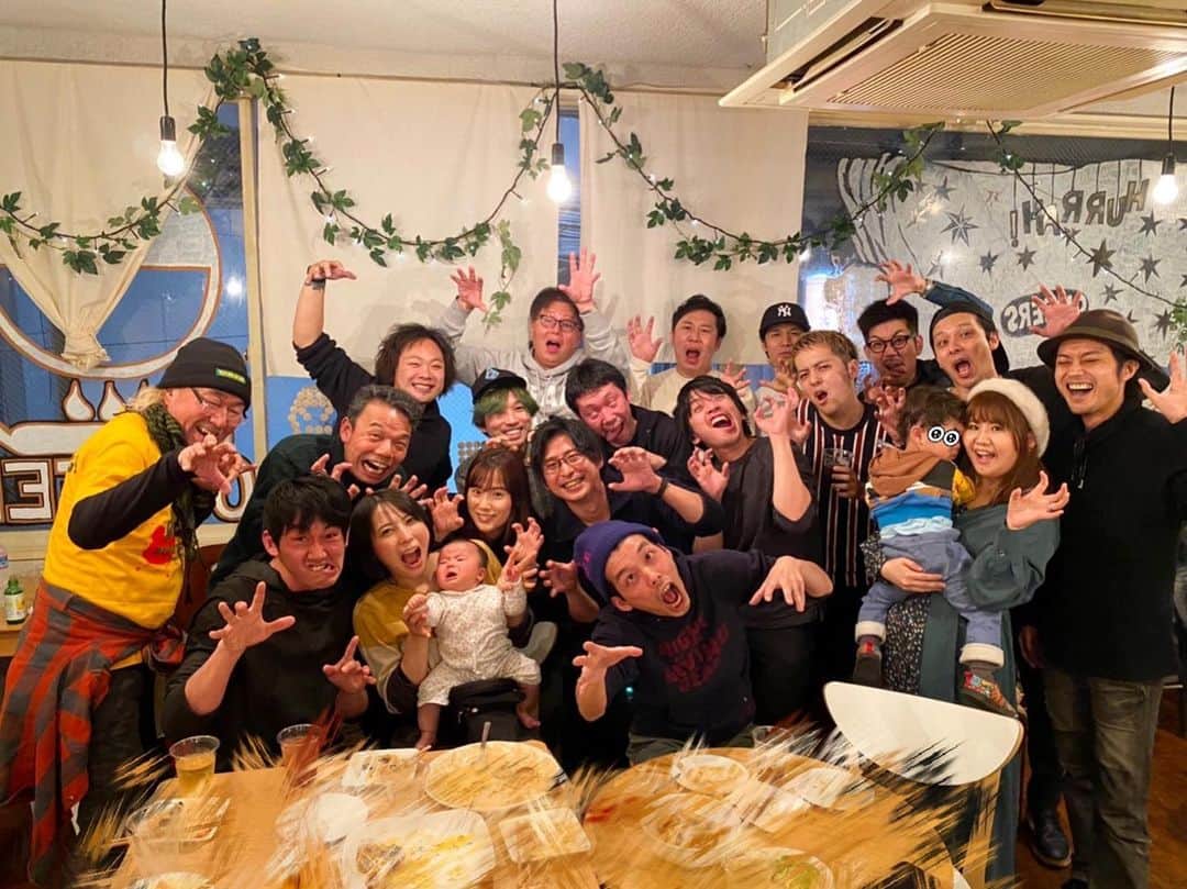 秋山ゆずきのインスタグラム：「. . 昨日はカメ止め新年会でした🧟‍♀️ 親戚の集まりみたいで 楽しかった！  あれ、なんか おじさんばっかり😂笑  #カメ止め #カメ止め新年会2020 #カメラを止めるな」