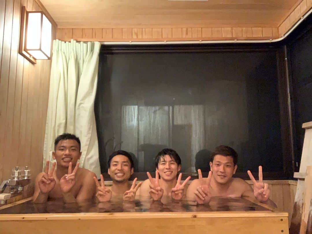 のインスタグラム：「同部屋紹介  宮崎キャンプも残り5日となりました。 遅くなりましたがここで 同部屋紹介をしたいと思います！ 左から フロンターレ1首が太い大物ルーキー フロンターレ1顔が丸いストライカー わたし フロンターレ1会話好きなゴリラ この4人で仲良く楽しく過ごせてます😆 #川崎フロンターレ #frontale #綾町キャンプ」