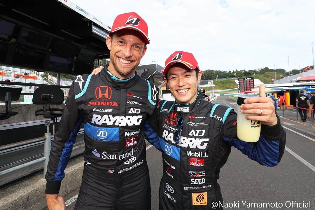 山本尚貴のインスタグラム：「Happy birthday @jensonbutton  san🎉🎂🍾 . . . #19thjanuary  #bestteammates #醤油の写真UPしてる場合じゃなかった #時差があるからセーフ #ということでJBさん許して下さい😂」